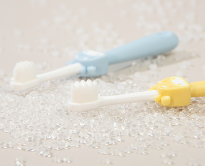 Baby toothbrush with soft bristles, suitable for children aged 2-10 years, for home use, fine and non-slip, with thousands of bristles to protect teeth. Cartoon toothbrush for children.