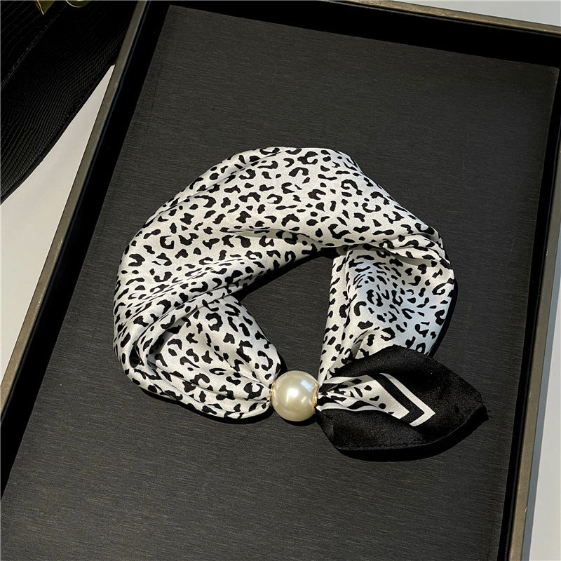 Black & White Leopard Print